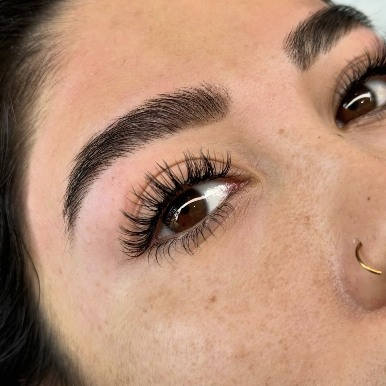 Volume lash extensions with perfectly shaped eyebrow